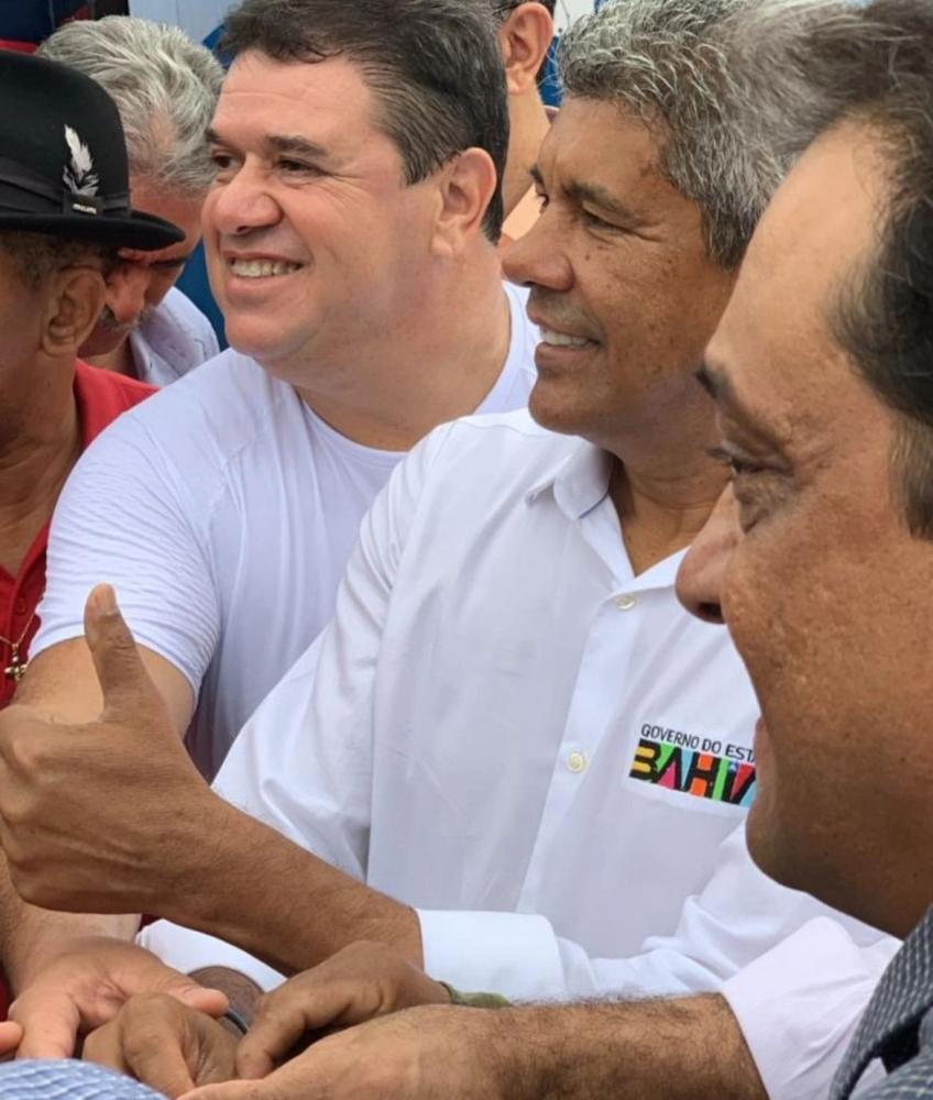 Jerônimo Rodrigues assina ordem de serviço em Macaúbas, no valor de R$ 53 milhões com a presença do deputado Marquinho Viana