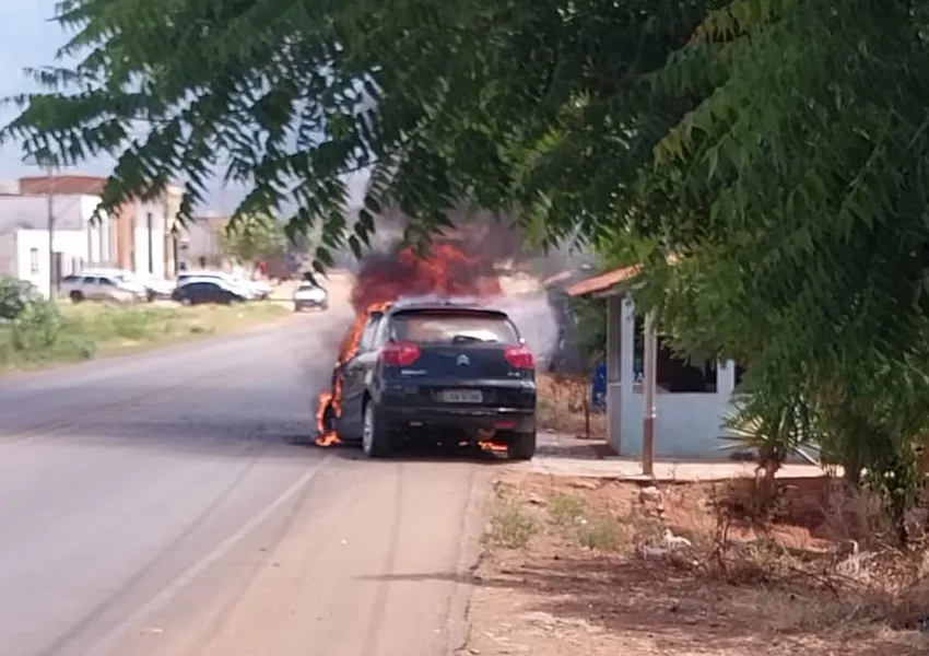 Carro é destruído por incêndio no Bairro Piçarrão, em Livramento de Nossa Senhora