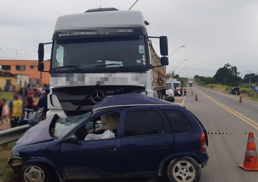 Homem morre após carro bater em carreta na BR-116, em Vitória da Conquista