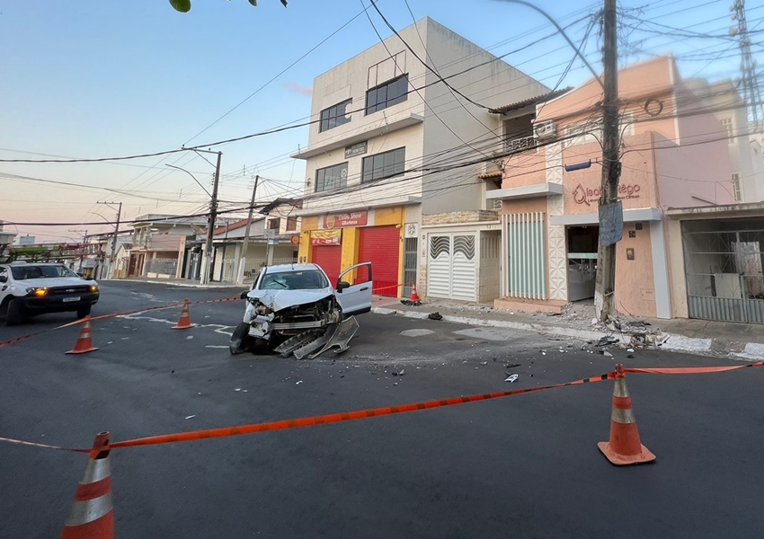 Livramento: Veículo colide com poste e interrompe energia