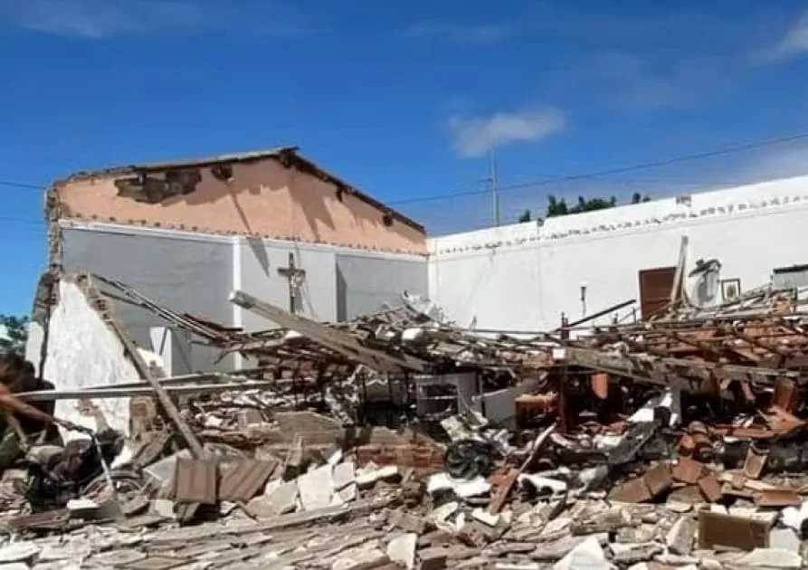 Capela desaba em Conceição do Coité e apenas parede com imagem de Cristo permanece de pé