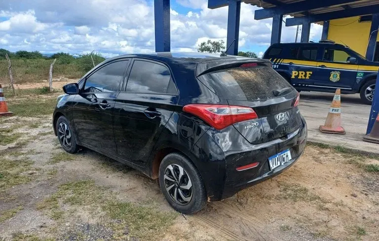 Veículo furtado é apreendido pela PRF em Poções; condutora alegou desconhecer crime
