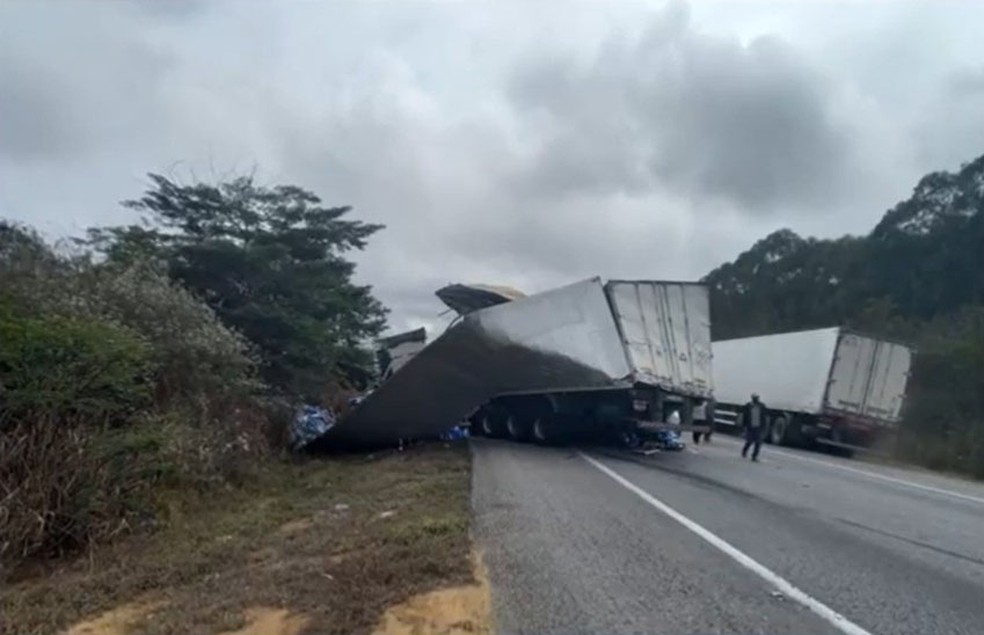 Motorista de caminhão morre após bater em carreta na BR-116, sudoeste da Bahia
