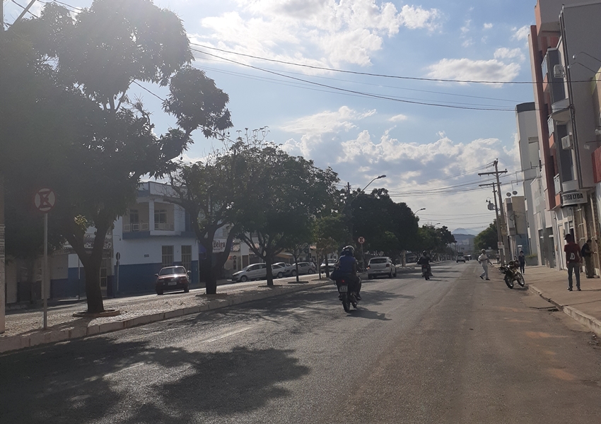 Mulher é detida após descumprir decreto que proíbe realização de festas por coronavírus e oferecer bebida alcoólica a adolescentes