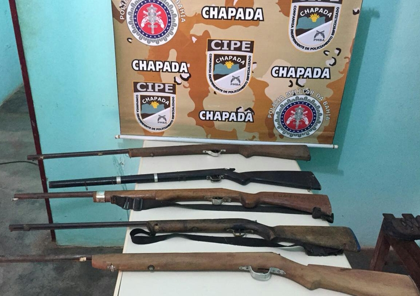 Itaetê: Polícia apreende cinco armas longas escondidas em cabana de palha