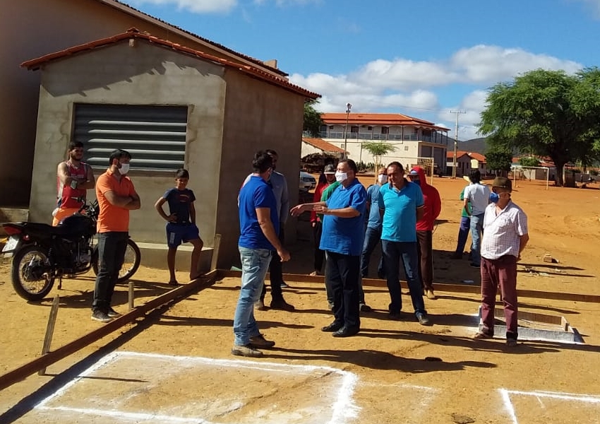 Livramento: Prefeito assina ordem de serviço para construção de quadra poliesportiva e novo cemitério em Lourenço