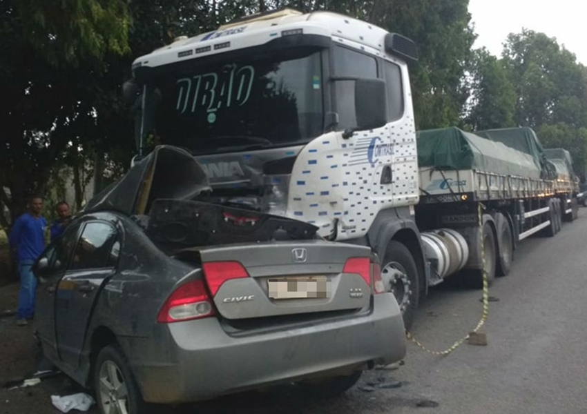 Estudante de engenharia morre após perder controle de direção e bater carro em carreta no sudoeste da Bahia