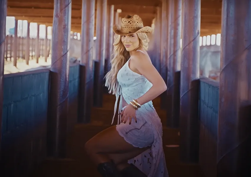 Pollyana Dias vive a 'vaqueira sexy' em clipe com Eric Land e Wesley Safadão