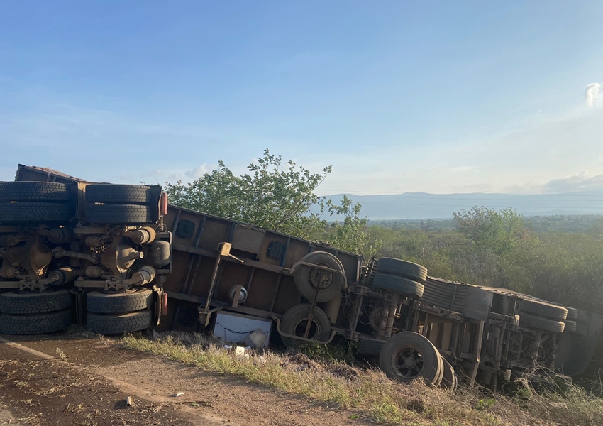 Carreta tomba e bloqueia parcialmente a BA-148 entre Livramento e Dom Basílio
