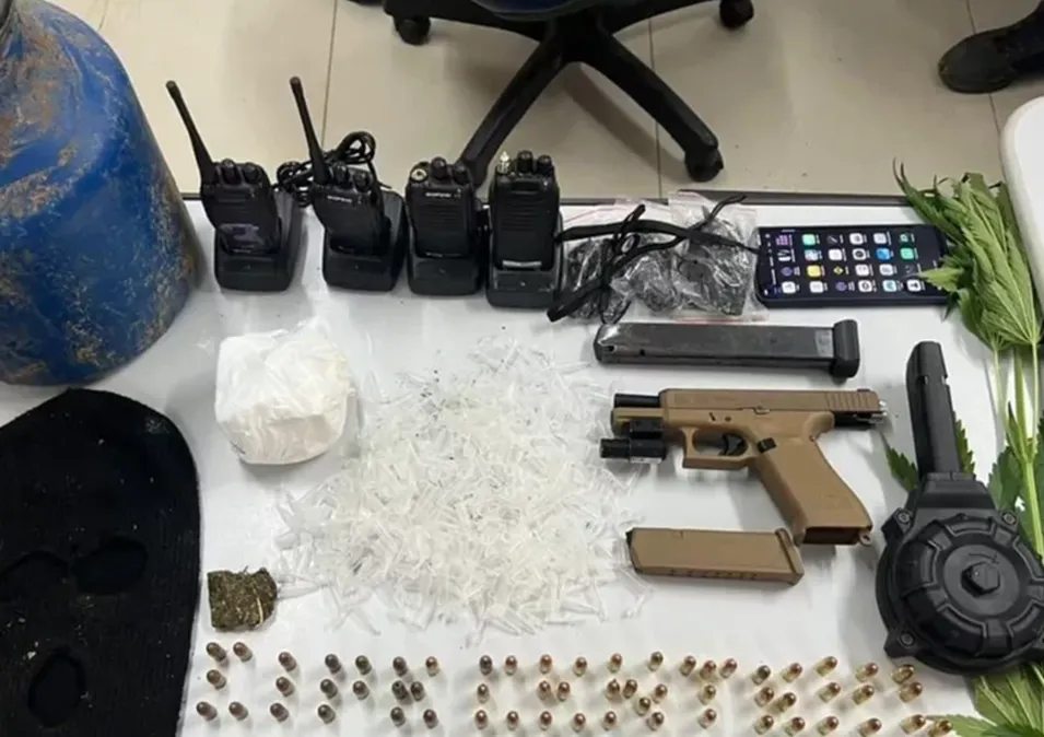 Polícia apreende arma de uso restrito e drogas em Ipiaú; homem é preso