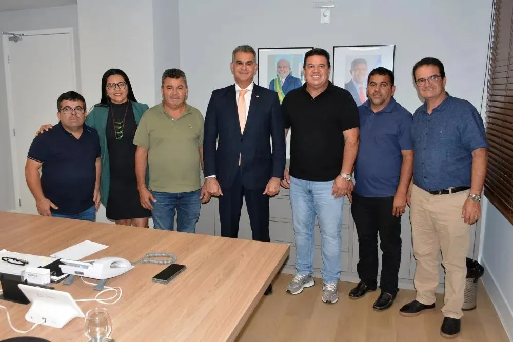 Deputado Marquinho Viana acompanha prefeito de Barra da Estiva em reunião com Sérgio Brito