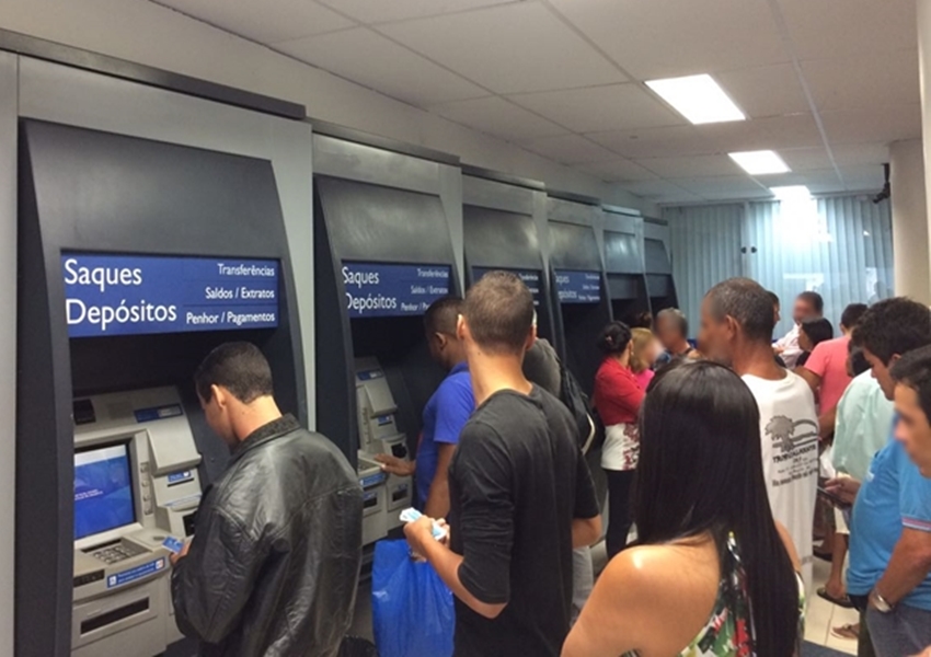 Trabalhadores têm até 28 de dezembro para sacar abono de 2015