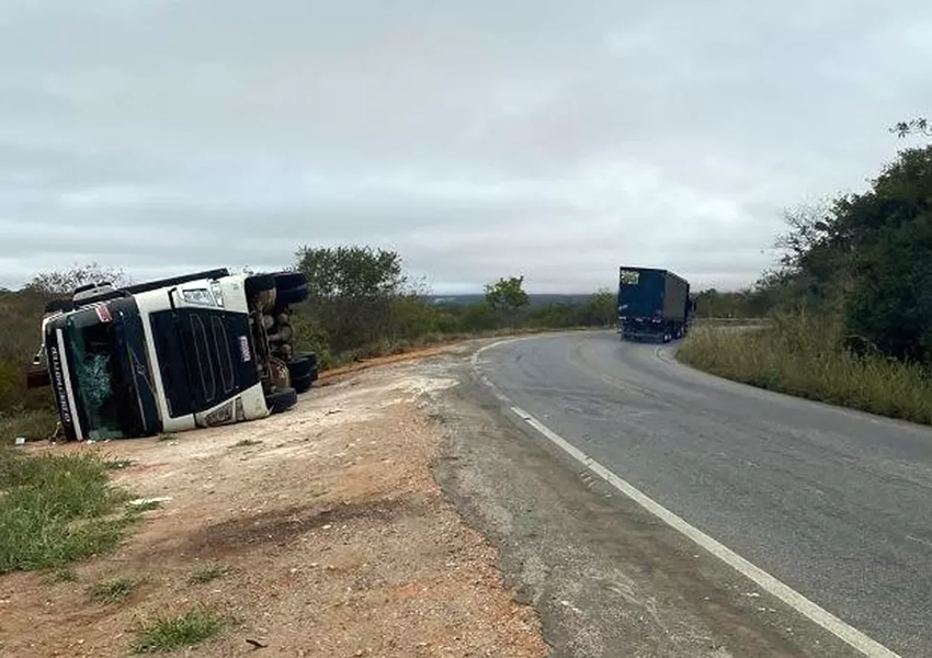 Caetité: Carreta carregada com gado tomba na BR-030