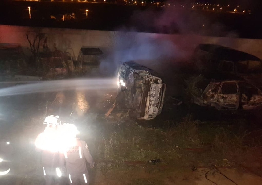 Incêndio atinge sucatas de veículos em complexo policial em Conquista