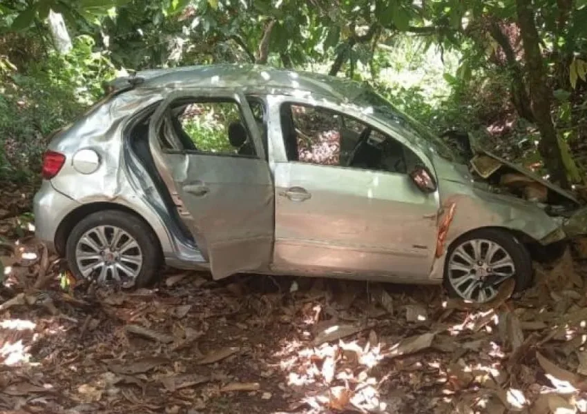 Mulher morre em capotamento na BA-130; filho sofre ferimentos leves