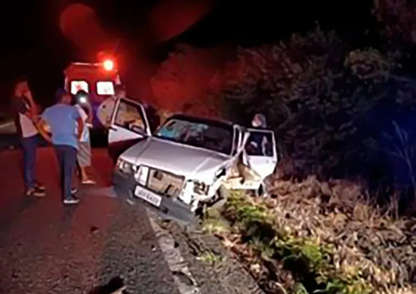 Três pessoas ficam feridas após colisão entre carro e caminhão na BR-030