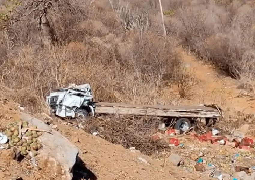 Caminhão carregado de mamão tomba na Serra dos Brindes, em Guanambi