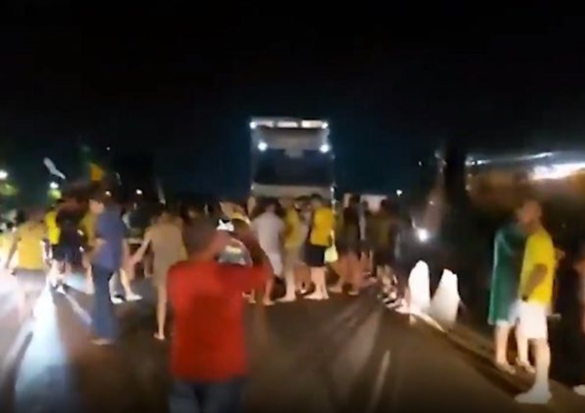Manifestantes fecham BR em MT em protesto contra vitória de Lula