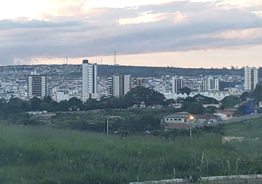 Dois homens morrem após ciclista passar atirando em Vitória da Conquista
