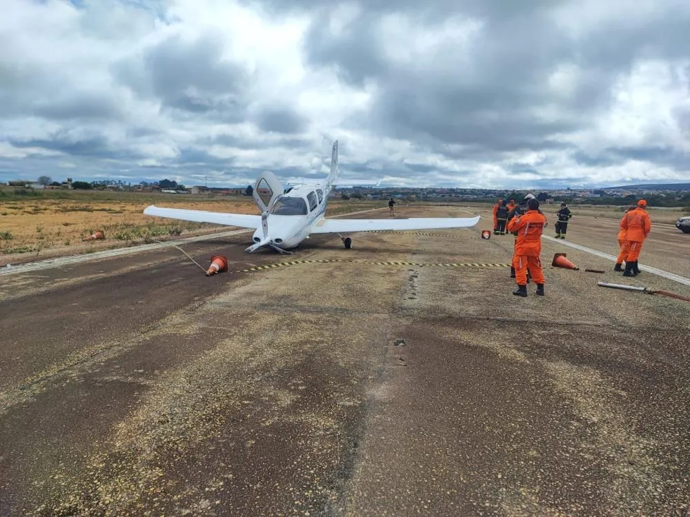Avião de pequeno porte faz pouso no antigo aeroporto de Vitória da Conquista