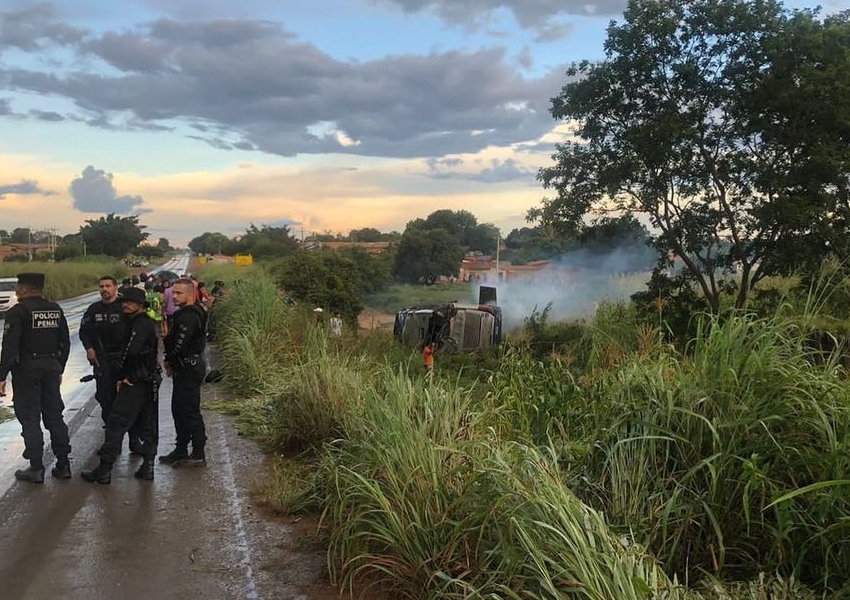 Ônibus tomba na BR-242 e deixa feridos no trecho de Cristópolis