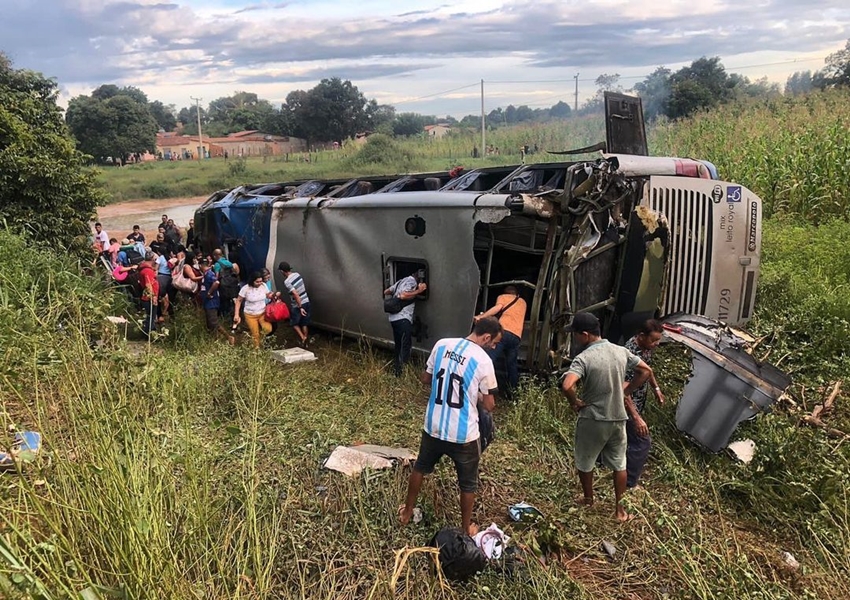 Ônibus tomba na BR-242 e deixa feridos no trecho de Cristópolis