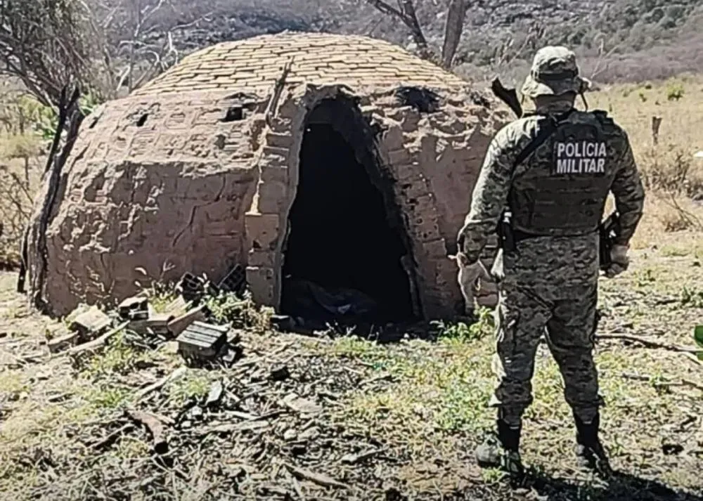 Polícia Ambiental destrói fornos clandestinos de carvão em municípios do sudoeste baiano