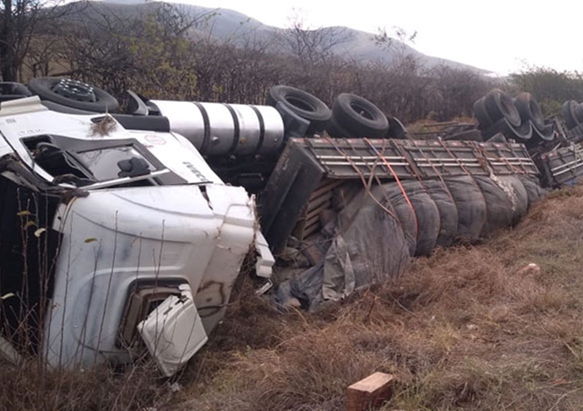  Carreta bitrem carregada com cimento tombou na BR-030, sentido Brumado a Caetité
