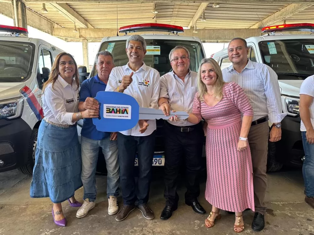 Ivana Bastos entrega mais uma ambulância para Candiba 
