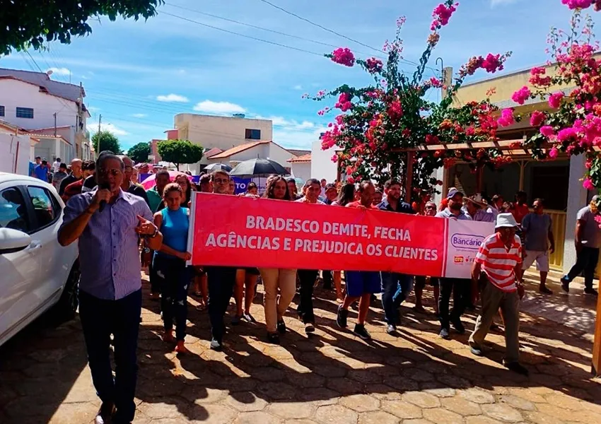 Moradores protestam contra fechamento de agência do Bradesco em Rio do Pires