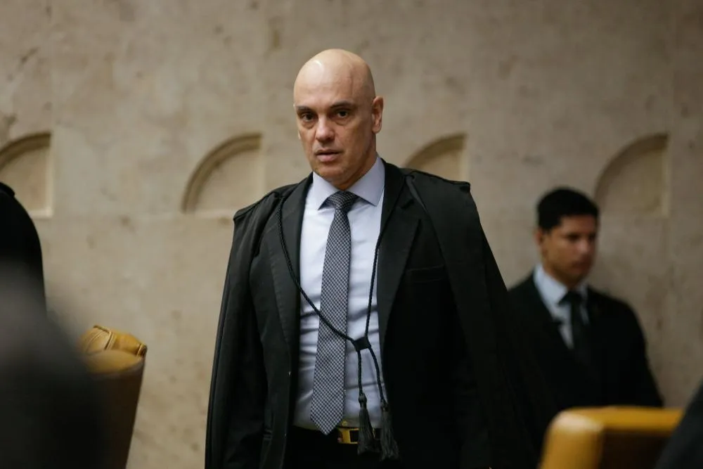 Moraes manda investigar Flávio Bolsonaro por suposta ofensa a Lula