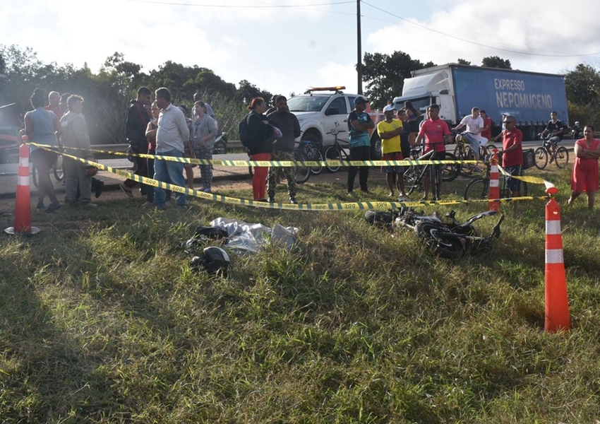Acidente fatal entre motocicleta e bicicleta deixa dois mortos e um ferido em Vitória da Conquista