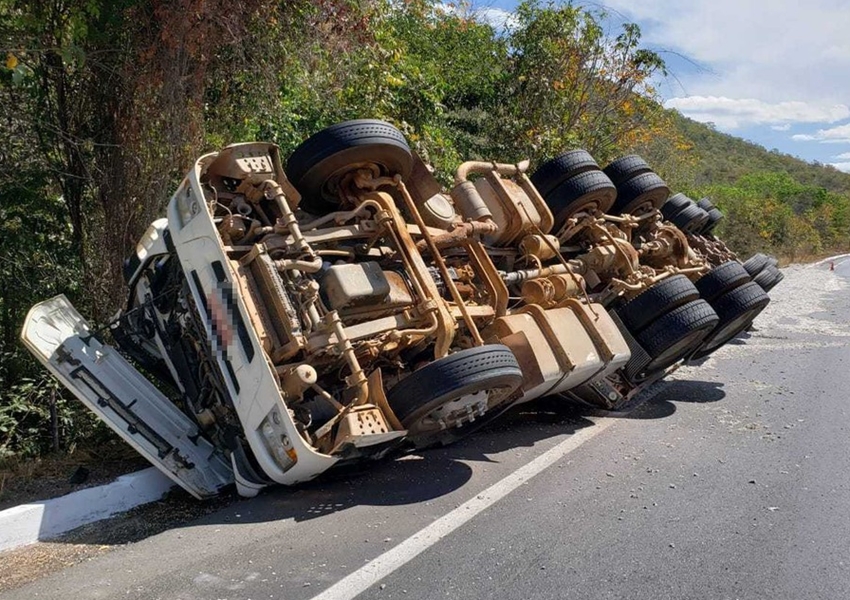 Barreiras: Motorista fica ferido após carreta tombar em rodovia do oeste