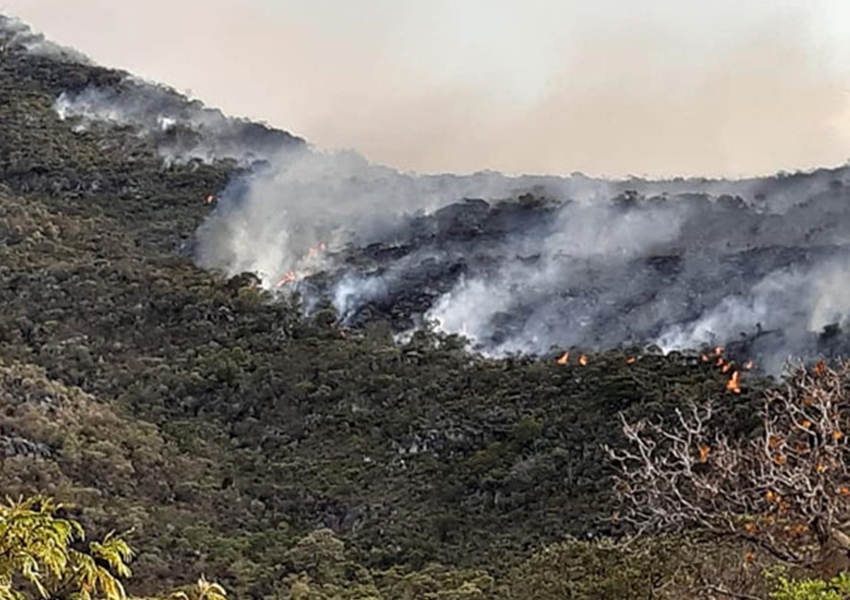 Incêndio de grande proporção atinge a Serra das Almas, em Rio de Contas