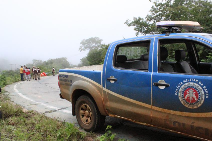 BA-148: Caminhão cai em ribanceira após apresentar falhas mecânicas; motorista saiu ileso