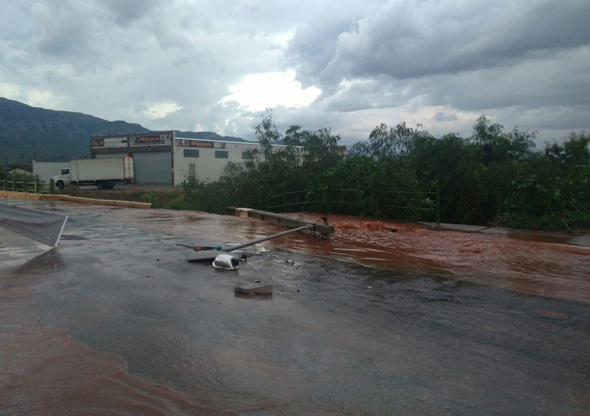 Poste de energia cai e ruas ficam alagadas após forte chuva em Livramento de Nossa Senhora
