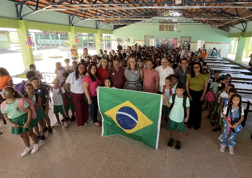 Prefeita e autoridades recepcionam estudantes na abertura do ano letivo