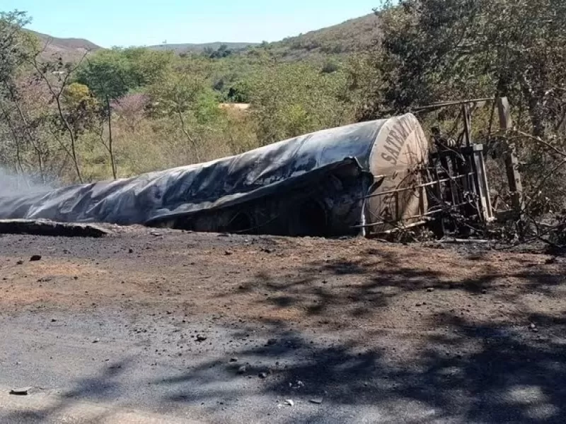 Motorista morre carbonizado após caminhão tombar e pegar fogo na BR-430 em Igaporã