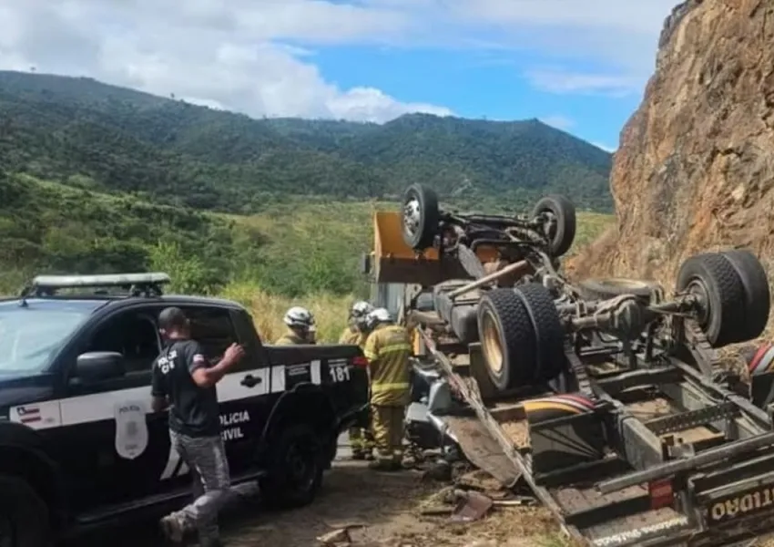 Acidente com caminhão deixa dois mortos e mata cavalos no Sudoeste da Bahia