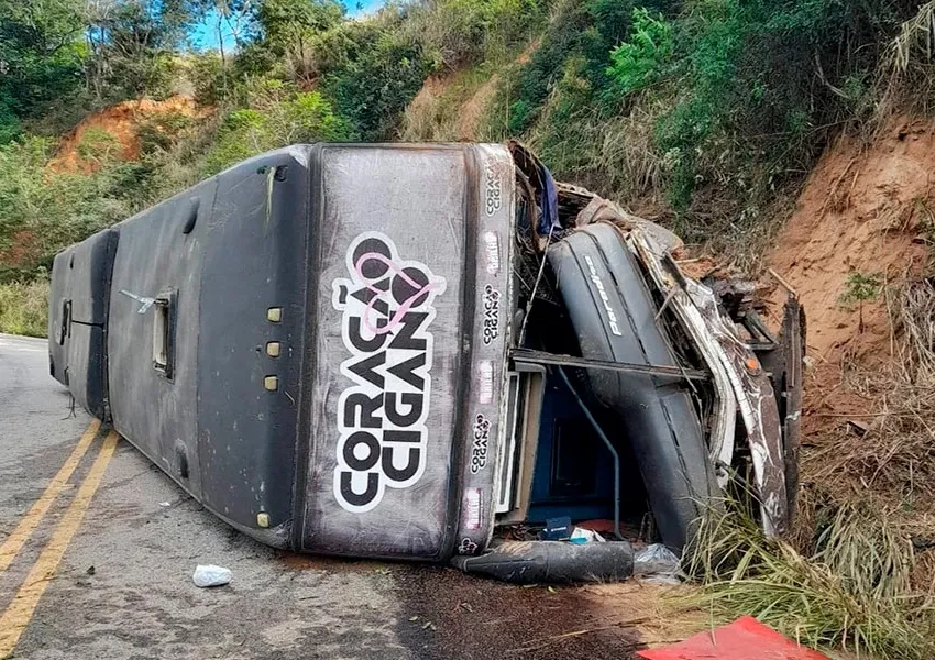 Ônibus da banda Coração Cigano tomba na BA-634 e deixa seis feridos