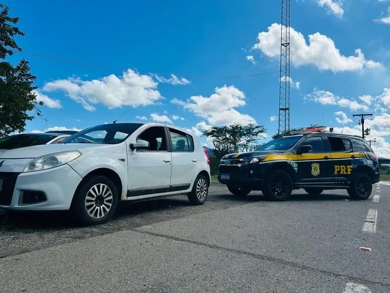 PRF recupera veículo furtado durante fiscalização na BR-116 em Jequié