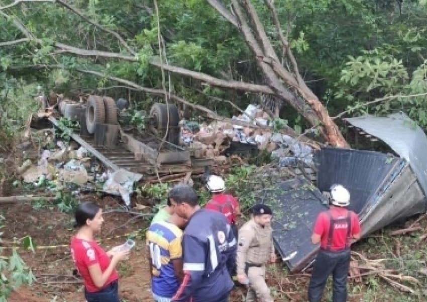Caminhão tomba na BA-839 em Wanderley, resultando em duas mortes