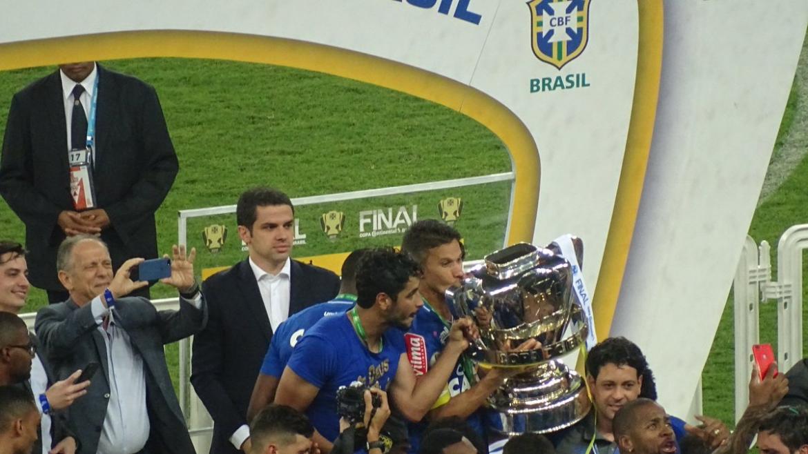 Brasil em azul e branco!  Cruzeiro é penta da Copa do Brasil nos pênaltis