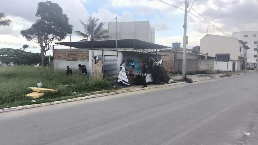 Ação da Guarda Municipal em frente à UPA de Vitória da Conquista aborda moradores em situação de rua