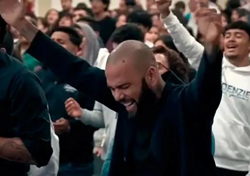 Daniel Alves reaparece na Espanha atuando como pastor em igreja evangélica