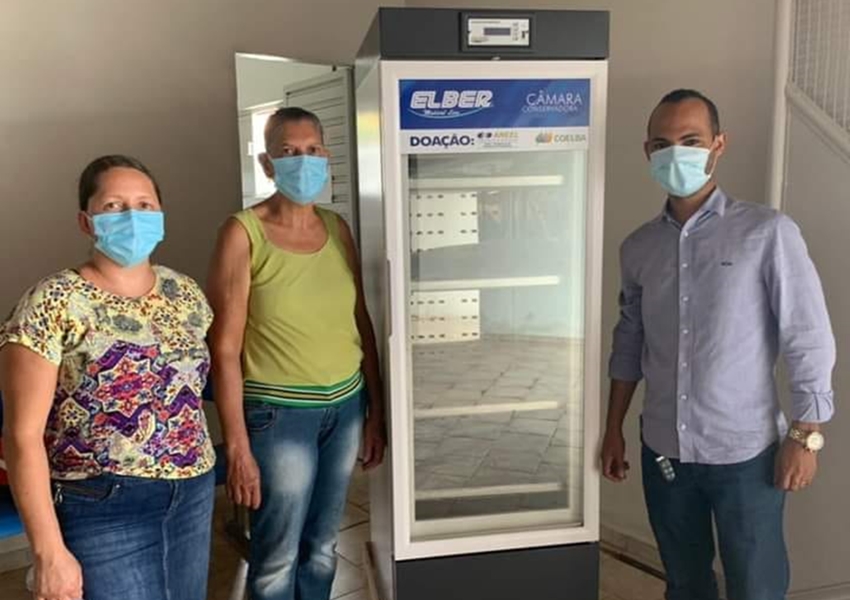 Município de Dom Basílio recebe da Coelba Refrigerador Científico para armazenamento de vacinas