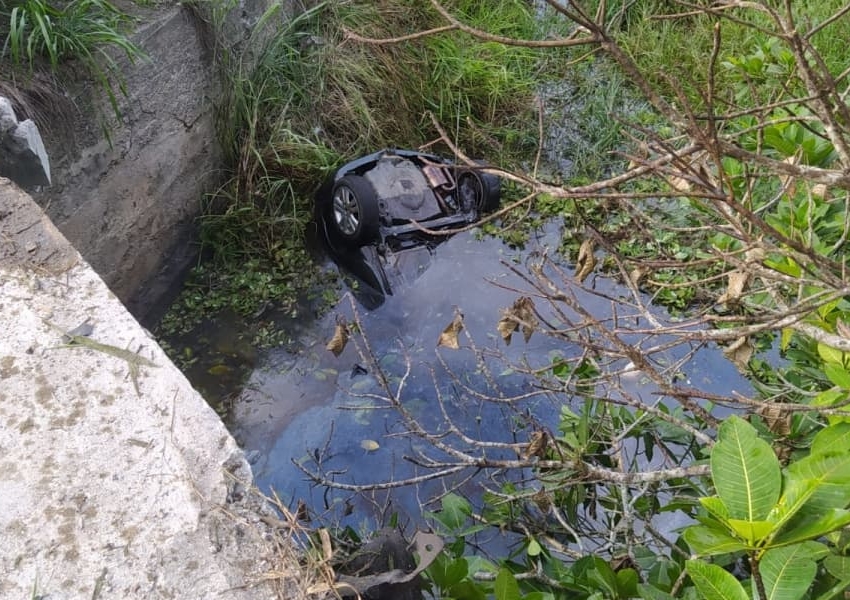 Santo Antônio de Jesus: Carro despenca de ponte e duas pessoas morrem