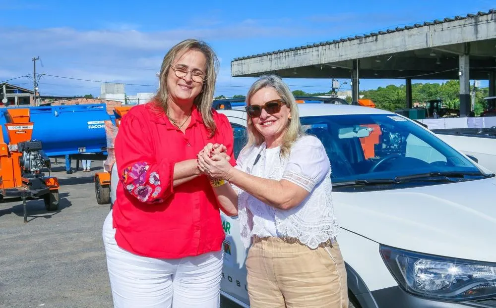 Livramento recebe veículo e kit forrageira para fortalecer agricultura