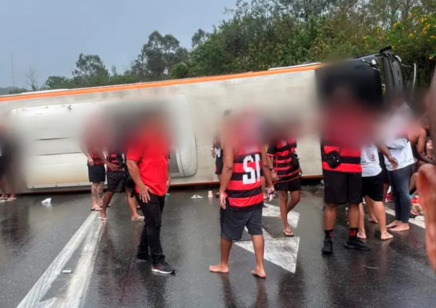Ônibus com torcedores do Flamengo tomba na Dutra e deixa 16 feridos em Barra Mansa (RJ)