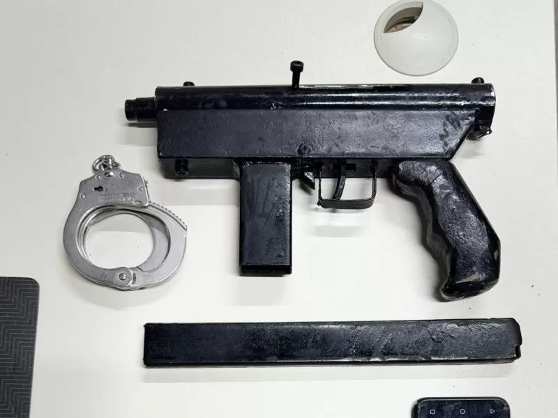 Submetralhadora é encontrada enterrada no quintal de residência em Jaguaquara